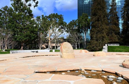Téléchargez les photos : COSTA MESA, CALIFORNIA - 19 JAN 2023: The Noguchi Garden, a compact, minimalist sculpture garden intended as a representation of the state of California, in the Pacific Arts Plaza, on Anton Blvd. - en image libre de droit