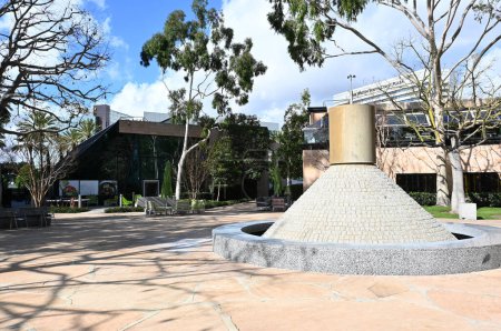 Téléchargez les photos : COSTA MESA, CALIFORNIA - 19 JAN 2023: The Noguchi Garden, Energy Fountain, granite bricks and stainless steeel represent Californias Energy. - en image libre de droit