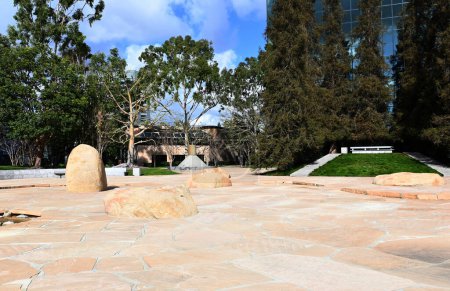 Téléchargez les photos : COSTA MESA, CALIFORNIA - 19 JAN 2023: The Noguchi Garden, a compact, minimalist sculpture garden intended as a representation of the state of California, in the Pacific Arts Plaza, on Anton Blvd. - en image libre de droit