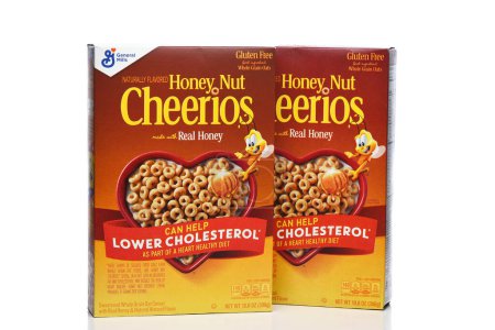 Téléchargez les photos : IRVINE, CALIFORNIA - 27 JAN 2023: Two boxes of Honey Nut Cheerios breakfast cereal form General Mills. - en image libre de droit