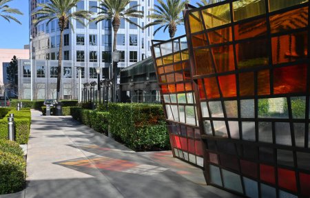 Téléchargez les photos : COSTA MESA, CALIFORNIA - 28 JAN 2023: Colorful panels in the Pacific Art Plaza, an Indoor outdoor work and event space with fitness center High Rise buildings, and Noguchi Sculpture Garden - en image libre de droit