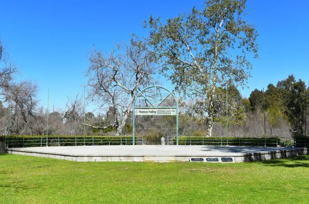 Téléchargez les photos : HUNTINGTON BEACH, CALIFORNIA - 02 MAR 2023: The Thomas Ridley Bandstand in Central Park at Talbert Avenue  and Goldenwest Street. - en image libre de droit
