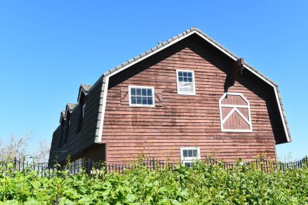 Foto de HUNTINGTON BEACH, CALIFORNIA - 02 MAR 2023: Newland House Museum Barn building, at the oldest residence in HB and listed on the National Register of Historic Places. - Imagen libre de derechos