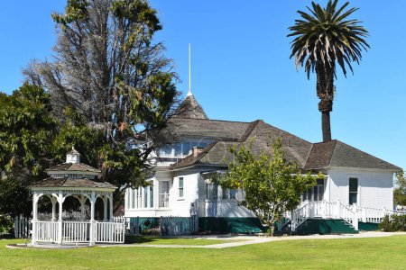 Foto de HUNTINGTON BEACH, CALIFORNIA - 02 MAR 2023: Back view of the Newland House, the oldest residence in HB and listed on the National Register of Historic Places. - Imagen libre de derechos