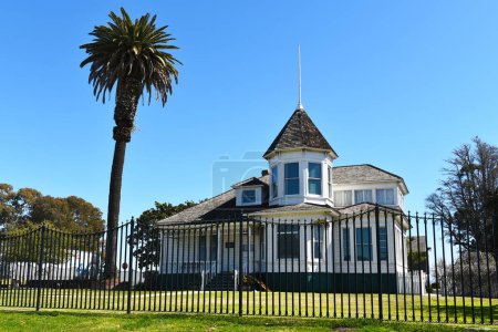 Foto de HUNTINGTON BEACH, CALIFORNIA - 02 MAR 2023: Newland House is an 1898 farmhouse in Queen Anne architectural style, the oldest residence in HB and listed on the National Register of Historic Places. - Imagen libre de derechos