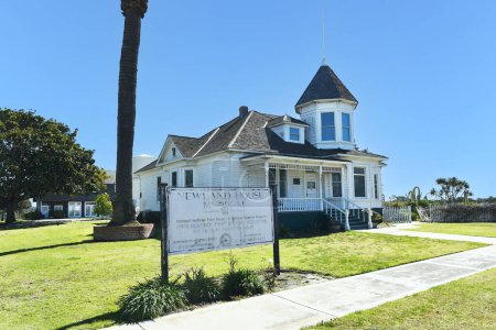 Foto de HUNTINGTON BEACH, CALIFORNIA - 02 MAR 2023: Newland House is an 1898 farmhouse in Queen Anne architectural style, the oldest residence in HB and listed on the National Register of Historic Places. - Imagen libre de derechos