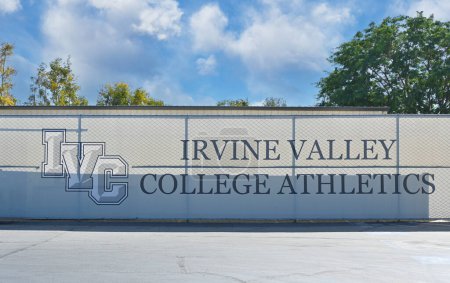 Foto de IRVINE, CALIFORNIA - 21 AGO 2022: Irvine Valley College Bandera de atletismo en la valla que rodea los campos deportivos - Imagen libre de derechos