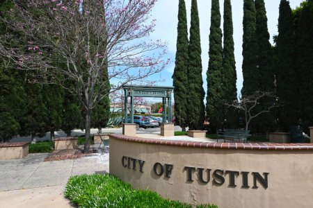 Foto de TUSTIN, CALIFORNIA - 17 MAR 2023: Pequeña plaza en la esquina de Main Street y Prospect Avenue en el casco antiguo. - Imagen libre de derechos