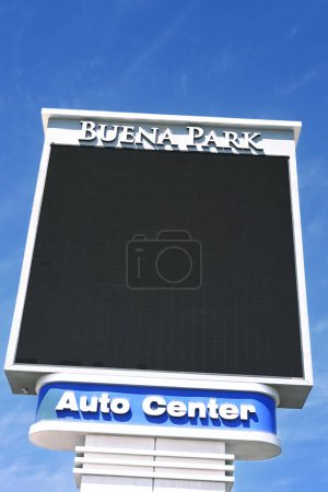 Téléchargez les photos : BUENA PARK, CALIFORNIE - 24 MAR 2023 : Gros plan sur le panneau électronique du Buena Park Auto Center. - en image libre de droit