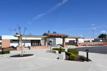 Téléchargez les photos : TUSTIN, CALIFORNIE - 26 MAR 2023 : Tustin Haute enseigne et bureau sur le campus de l'école publique sur El Camino Real. - en image libre de droit