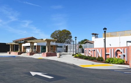 Téléchargez les photos : TUSTIN, CALIFORNIE - 26 MAR 2023 : Tustin Haute enseigne et bureau sur le campus de l'école publique sur El Camino Real. - en image libre de droit