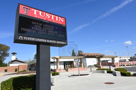 Téléchargez les photos : TUSTIN, CALIFORNIE - 26 MAR 2023 : Marquise électronique à l'entrée du Lycée Tustin. - en image libre de droit