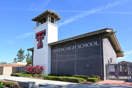 Téléchargez les photos : TUSTIN, CALIFORNIE - 26 MAR 2023 : Panneau et tour du Lycée Tustin avec le logo des écoles. - en image libre de droit