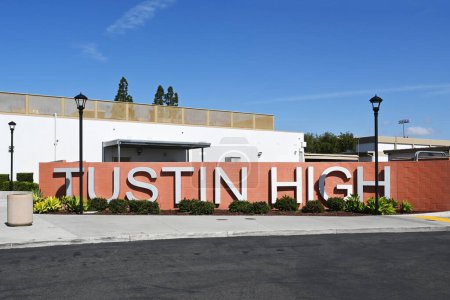 Téléchargez les photos : TUSTIN, CALIFORNIE - 26 MAR 2023 : Tustin Panneau haut sur le campus de l'école publique. - en image libre de droit