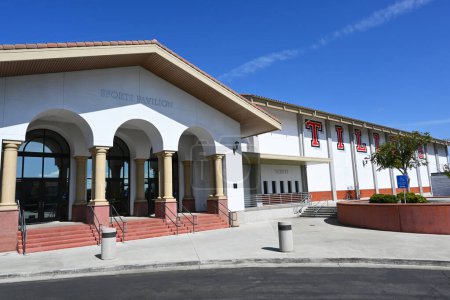 Téléchargez les photos : TUSTIN, CALIFORNIE - 26 MAR 2023 : Le pavillon sportif sur le campus du Lycée Tustin maison des Tillers. - en image libre de droit