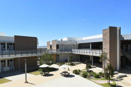 Téléchargez les photos : IRIVNE, CALIFORNIE - 2 avril 2023 : Bâtiments scolaires sur le campus de Portola High School. - en image libre de droit