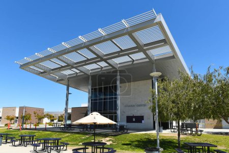 Téléchargez les photos : IRIVNE, CALIFORNIE - 2 avril 2023 : Le bâtiment du Centre étudiant sur le campus de Portola High School. - en image libre de droit