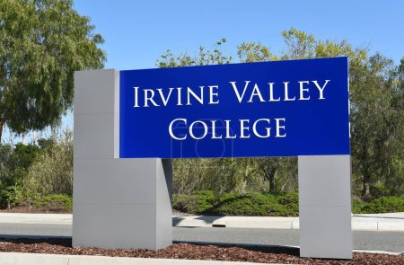 Foto de IRVINE, CALIFORNIA - 9 ABR 2023: Irvine Valley College, IVC, firma en la entrada de Barranca Parkway al Campus. - Imagen libre de derechos