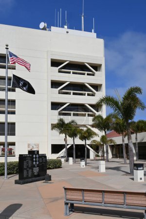 Téléchargez les photos : HUNTINGTON BEACH, CALIFORNIE - 23 avril 2023 : Monument commémoratif de guerre dans le complexe du Huntington Beach Civic Center. - en image libre de droit