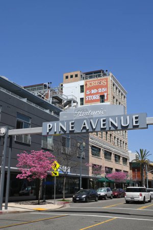 Téléchargez les photos : LONG BEACH, CALIFORNIE - 18 avril 23023 : Panneau historique de l'avenue Pine au centre-ville de Long Beach. - en image libre de droit