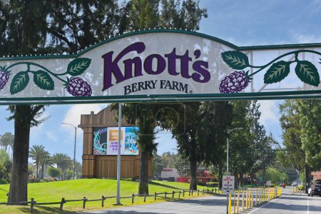 Téléchargez les photos : BUENA PARK, CALIFORNIE - 27 AVR 2023 : Signe sur la route d'entrée de Knotts Berry Farm - en image libre de droit