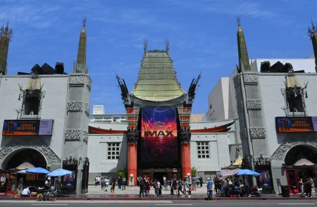 Foto de HOLLYWOOD, CALIFORNIA - 12 DE MAYO DE 2023: El Teatro Chino TCL en Hollywood Boulevard. - Imagen libre de derechos