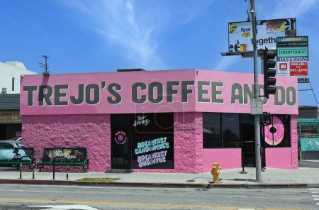 Foto de LOS ÁNGELES, CALIFORNIA - 12 DE MAYO DE 2023: Trejos Coffee and Donuts, propiedad del actor Danny Trejo, en la esquina de Santa Monica Boulevard y Highland Avenue. - Imagen libre de derechos