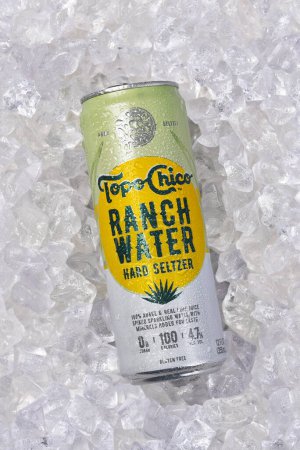 Foto de IRIVNE, CALIFORNIA - 29 DE MAYO DE 20223: Una lata de Topo Chico Ranch Water Hard Seltzer sobre un lecho de hielo. - Imagen libre de derechos