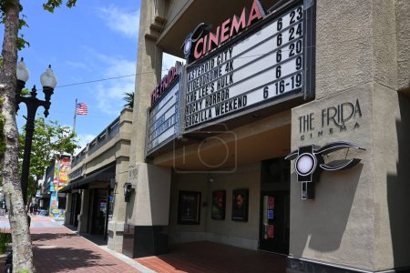 Foto de SANTA ANA, CALIFORNIA - 6 JUNIO 2023: El Frida Cinema es Orange Countys solo cine de autor sin fines de lucro programación de películas independientes, extranjeras y clásicas - Imagen libre de derechos