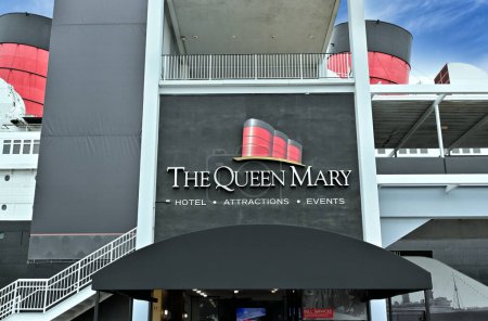 Téléchargez les photos : LONG BEACH, CALIFORNIE - 14 JUIN 2023 : Panneau à l'entrée de l'hôtel Queen Mary. - en image libre de droit