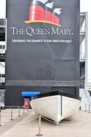 Téléchargez les photos : LONG BEACH, CALIFORNIE - 14 JUIN 2023 : La Reine Mary signe avec un canot de sauvetage au premier plan. - en image libre de droit