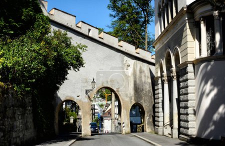 Foto de LUCERN SUIZA - 3 JUL 2014: Arcos sobre la calle en la Iglesia Christuskirche. - Imagen libre de derechos