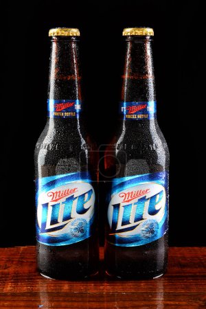 Foto de IRVINE, CALIFORNIA - 18 DE JUNIO DE 2015: Dos botellas de cerveza Miller Lite con condensación en un bar. - Imagen libre de derechos