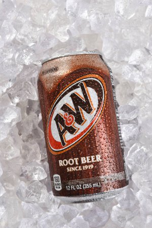 Foto de IRVINE, CALIFORNIA - 12 AGO 2023: Una lata de cerveza de raíz A y W sobre un lecho de hielo. - Imagen libre de derechos