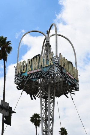 Téléchargez les photos : NORWALK, CALIFORNIE - 20 SEPT 2023 : L'emblématique panneau Norwalk Town Square à l'intersection de San Antonio Drive et Pioneer Boulevards et Rosecrans Avenue. - en image libre de droit