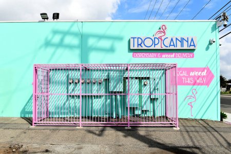 Foto de SANTA ANA, CALIFORNIA - 30 SEPT 2023: Dispensario de Tropicanna y entrega de malas hierbas en Grand Avenue. - Imagen libre de derechos