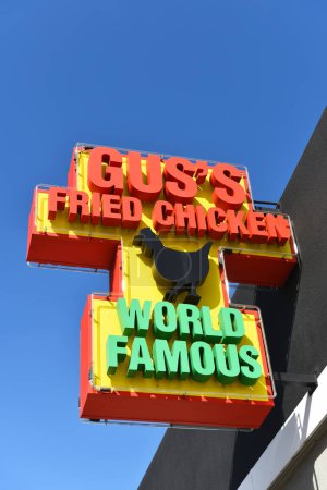 Foto de SANTA ANA, CALIFORNIA - 2 OCT 2023: Señal en el mundialmente famoso pollo frito de Gus en el centro de Santa Ana. - Imagen libre de derechos