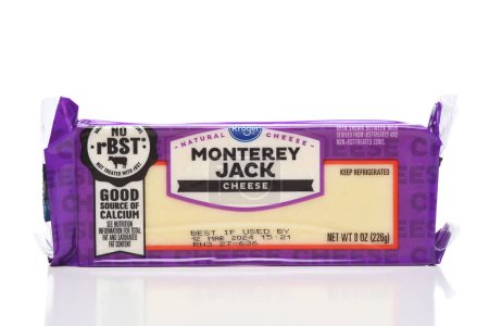 Foto de IRVINE, CALIFORNIA - 19 OCT 2023: Un paquete de queso Kroger Monterey Jack. - Imagen libre de derechos