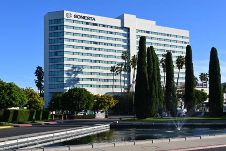 Téléchargez les photos : IRVINE, CALIFORNIE - 1 NOV 2023 : Hôtel Sonesta, situé dans le hall Irvine, à trois kilomètres de l'aéroport John Wayne. - en image libre de droit
