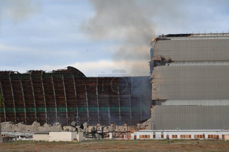 Téléchargez les photos : TUSTIN, CALIFORNIE - 7 NOV 2023 : Le hangar à dirigeables Tustin du MCAS en feu. - en image libre de droit