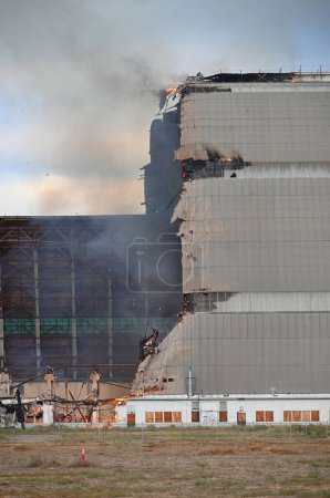 Foto de TUSTIN, CALIFORNIA - 7 NOV 2023: El Hangar MCAS Tustin Blimp en llamas. - Imagen libre de derechos