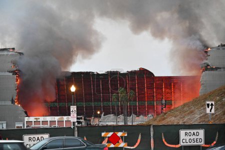 Téléchargez les photos : TUSTIN, CALIFORNIE - 7 NOV 2023 : Le feu des hangars à dirigeables Tustin MCAS, de Tustin Ranch Road. - en image libre de droit