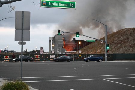 Téléchargez les photos : TUSTIN, CALIFORNIE - 7 NOV 2023 : Le feu des hangars à dirigeables Tustin MCAS, à partir de l'intersection de Moffett Drive et Tustin Ranch Road. - en image libre de droit