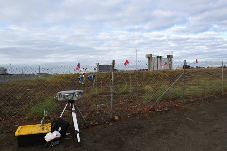 Foto de TUSTIN, CALIFORNIA - 16 NOV 2023: Dispositivos de monitoreo de la calidad del aire en el Hangar USMCAS Tustin Blimp con ruinas en el fondo. - Imagen libre de derechos