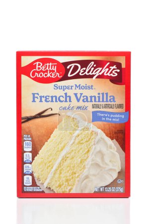Téléchargez les photos : IRVINE, CALIFORNIE - 11 DEC 2023 : Une boîte de Betty Crocker Delights Super Moist French Vanilla Cake Mix. - en image libre de droit