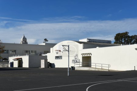 Téléchargez les photos : NEWPORT BEACH, CALIFORNIE - 17 JEC 2023 : vestiaires sur le campus de Newport Harbor High School. - en image libre de droit
