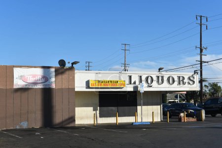 Téléchargez les photos : SANTA ANA, CALIFORNIE - 25 DEC 2023 : Stationnement et signalisation dans un magasin d'alcool sur Edinger et Standard. - en image libre de droit