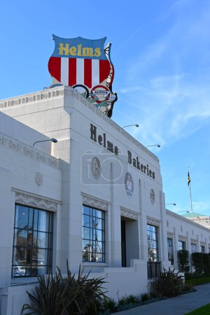 Téléchargez les photos : CULVER CITY, CALIFORNIE - 28 JAN 2024 : Helms Bakeries signe dans le quartier historique de Helms Bakery. - en image libre de droit