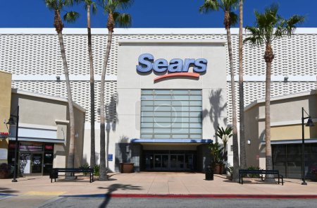 Foto de WHITTIER, CALIFORNIA - 28 ABR 2024: Entrada principal a los grandes almacenes Sears en el centro de Whitwood. - Imagen libre de derechos