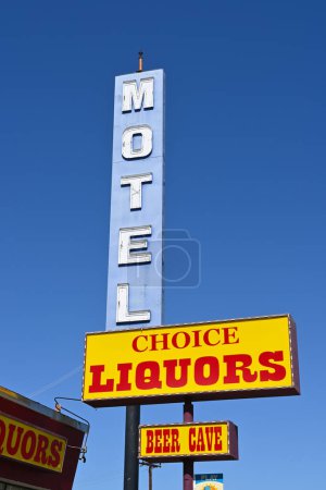 Téléchargez les photos : WHITTIER, CALIFORNIE - 28 avril 2024 : Panneaux Whittier Budget Inn Motel and Choice Liquors sur le boulevard Whittier. - en image libre de droit
